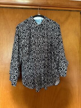 Chico's Black & White Abstract Print Button-Down Shirt